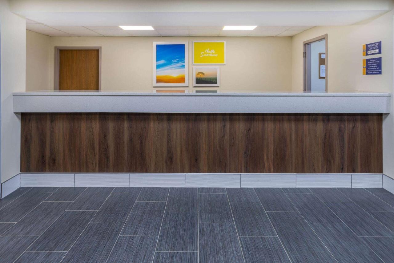 Days Inn By Wyndham Grayson Exterior photo