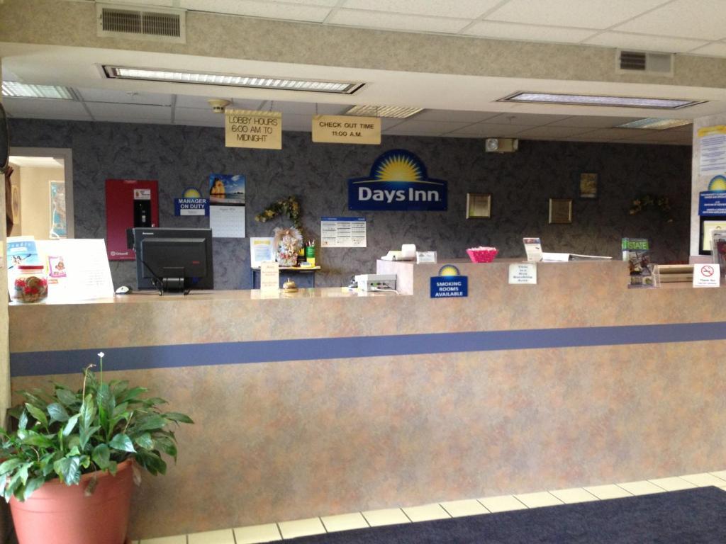 Days Inn By Wyndham Grayson Exterior photo